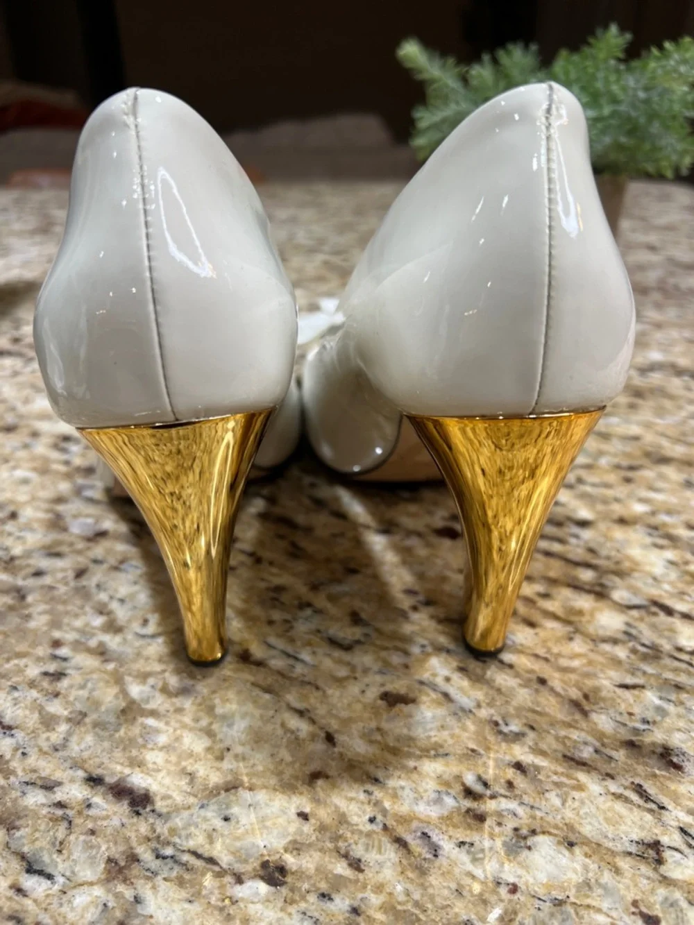 Tory Burch Flower Pointed Toe Pumps in Pearl with Gold Heel 8M